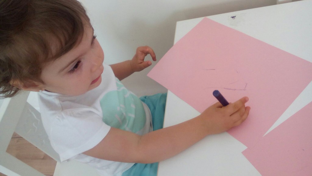 Pintando en mesa Gabriela