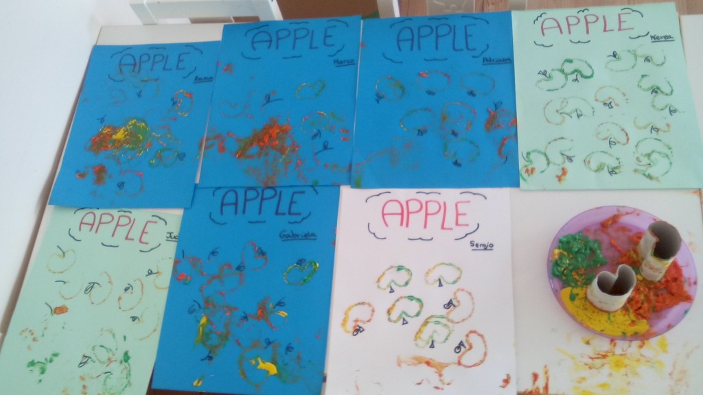 Manzanas con rollos de papel