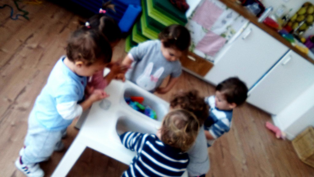 Mesa sensorial espuma y letras